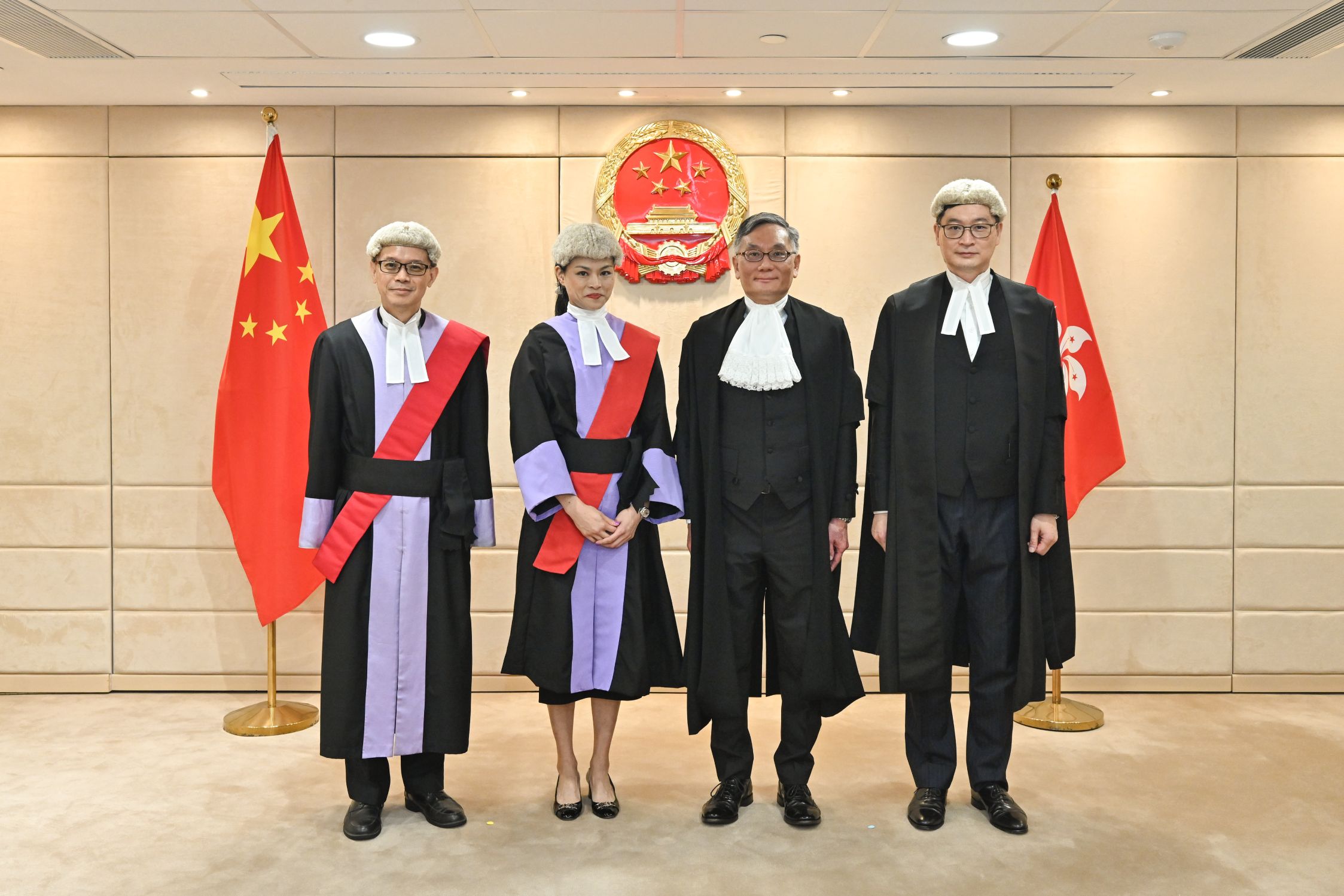周昭雯女士（左二）获委任为区域法院法官